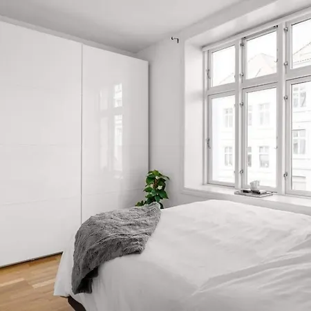 Apartment Homerentals L & Convenient - Queen Bed *